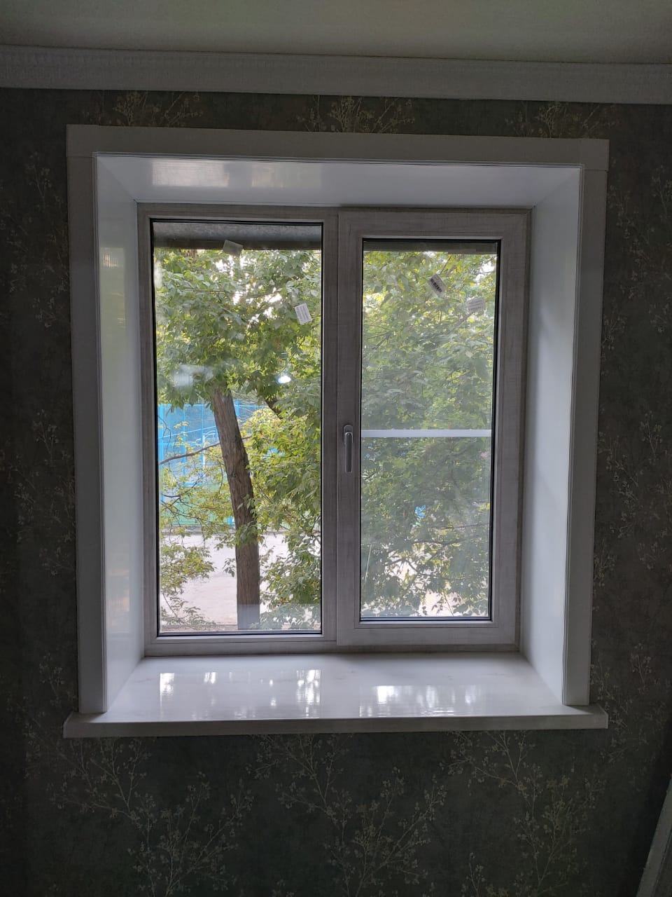 одностворчатое окно в маленькую комнату
